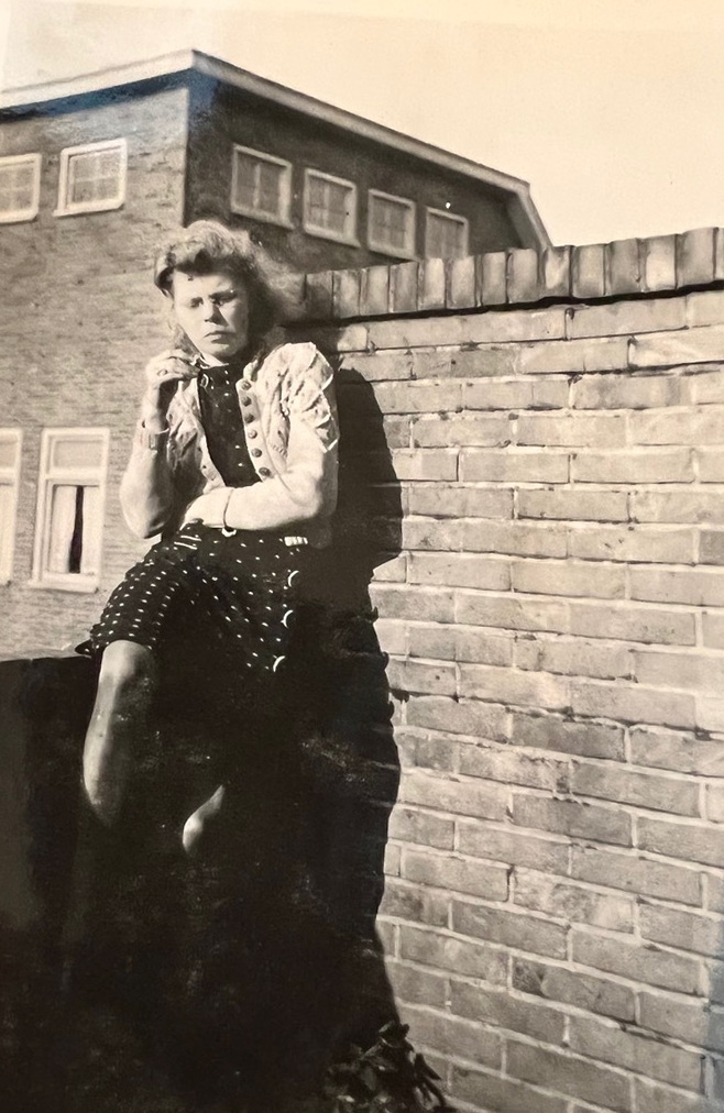 Piety op balkon bij de Gebr. Levie, in haar bekende strijdbare houding Foto Gerrit Burrie 1941 of 1942.